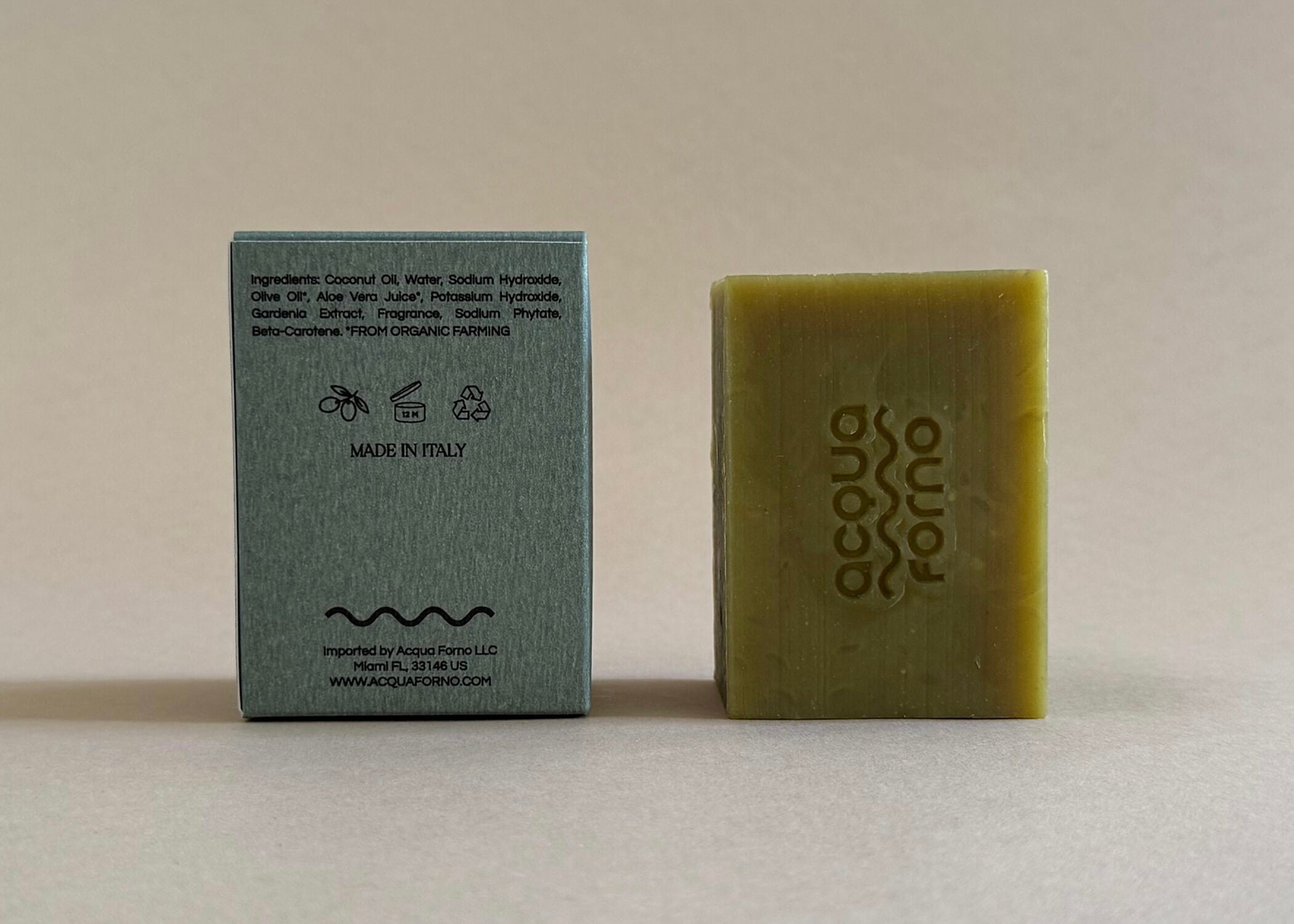 Hydrating olive oil and aloe vera soap bar on a natural stone tray, handcrafted in Italy for soft, refreshed skin