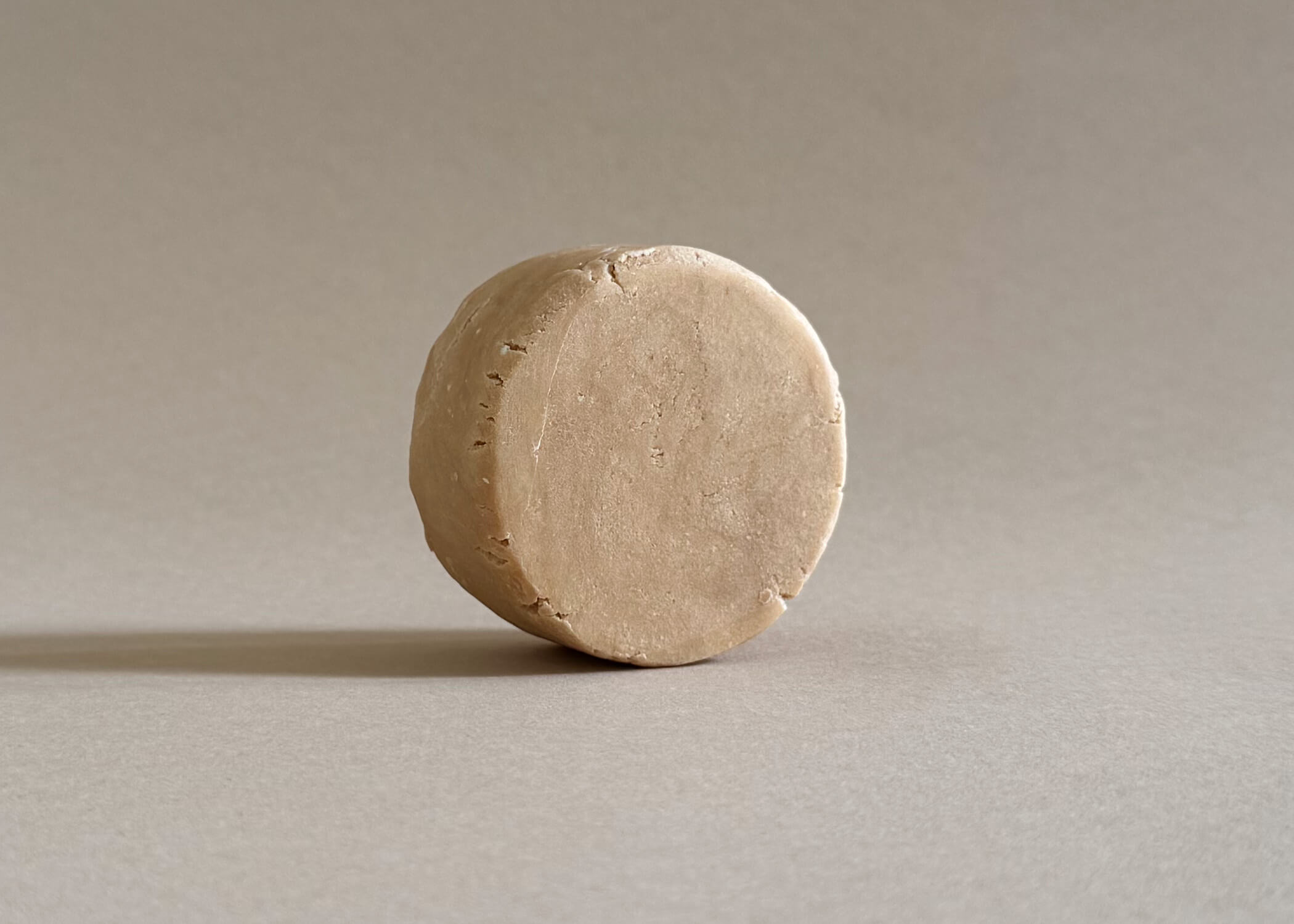 Vegan solid shampoo bar made in Italy with fennel, bergamot, shea butter, and cocoa butter, eco-friendly hair care